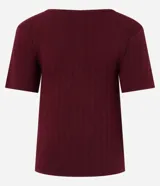 Blusa de pijama bordó de ribana, con textura acanalada, escote en V con abertura frontal de botones y mangas cortas.