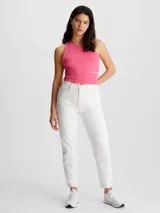 Top cropped de punto milano color rosa vibrante, con diseño asimétrico de un solo hombro y corte ajustado (slim fit). Presenta un pequeño bordado de Calvin Klein Jeans en la cintura.