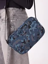 Bandolera Rusty modelo Velora con estampado de camuflaje en tonos azules y grises, cierre superior y correa ajustable.