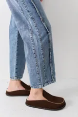 Jean de corte recto y tiro bajo, confeccionado en denim azul con costuras laterales marcadas y diseño de pierna ancha.