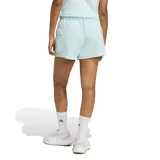 Short Adidas tipo cargo de color verde menta, con cintura elástica y cordón ajustable. Presenta bolsillos laterales tipo cargo y el logo de la marca bordado discretamente en la parte inferior.