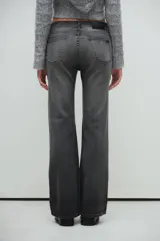 Pantalón bootcut de tiro medio, calce slim desde la cintura hasta la rodilla y largo que se extiende por el calzado.