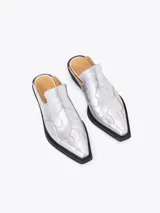 Zueco estilo western de cuero vacuno plateado, con costuras decorativas en la capellada, punta cuadrada y taco bajo de 4 cm.