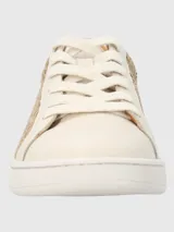 Zapatillas urbanas Hush Puppies modelo Merano, con diseño que combina cuero sintético en color blanco y paneles laterales de tejido tipo rafia en tono natural. Presentan suela de goma blanca y cierre mediante cordones.