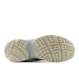 Championes New Balance 725, color blanco y plateado, con logo "N" en negro.