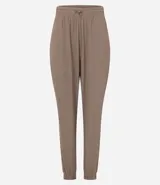 Pantalón jogger deportivo de microfibra, color tostado, con cintura elástica ajustable y puños elásticos en los tobillos. Diseño funcional y liviano, ideal para actividades físicas.