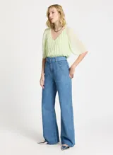 Pantalón de jean celeste de corte palazzo, tiro alto, con trabillas y cinturón de tela a juego con hebilla forrada.