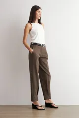 Pantalón de vestir marrón de corte barrel, con pinzas frontales marcadas y botamanga recta.