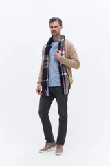 Campera de tejido de punto liviano color beige, con cierre frontal completo y cuello alto tipo bomber. Presenta un pequeño logo bordado en el pecho y puños acanalados.