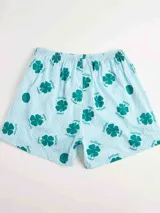 Bóxer de algodón blanco con estampado de flores pequeñas color celeste, con cintura elástica y logo de la marca en el centro.