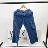 Pantalón jean cargo azul, de corte holgado y bolsillos laterales.