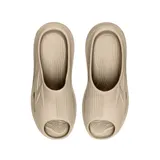 Ojotas color beige con diseño texturizado en la plantilla y aberturas laterales.