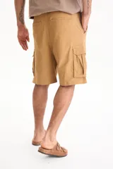 Bermuda cargo de gabardina con spandex color negro, con bolsillos laterales con solapa y cierre frontal.
