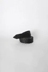 Cinturón tipo lazo de cuero negro, versátil y sin hebilla, ideal para ajustar a la cintura o cadera con un nudo.