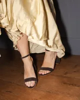 Sandalia de tacón cuadrado medio, confeccionada en tela tipo terciopelo color bordó, con tira delantera simple y pulsera ajustable al tobillo con hebilla metálica.