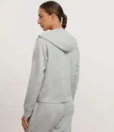Campera deportiva Get Over confeccionada en modal, color rosado, con capucha ajustable, cierre frontal por cremallera, mangas largas con puños ajustados y bolsillos tipo canguro.