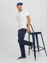 Pantalón cargo de corte slim y tiro medio, color azul marino, con bolsillos laterales tipo cargo con solapa y cierre de cremallera.