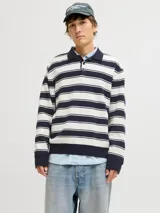 Polo tejido de manga larga con ajuste holgado, diseño a rayas horizontales en azul marino y blanco, cuello tipo polo con cierre de tres botones y puños acanalados.