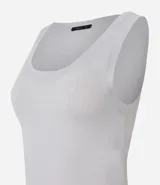 Blusa musculosa de punto ligero texturizado, color blanco, con cuello redondo y breteles anchos.