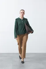 Pantalón de fit recto color marrón claro, con líneas limpias y estética clásica. Cuenta con cintura definida y bolsillos funcionales.