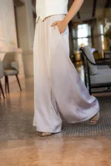 Pantalón palazzo color beige de tiro alto y corte amplio.