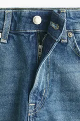 Short de denim azul de algodón levemente elástico, con diseño clásico de cinco bolsillos, cierre frontal y botón metálico.