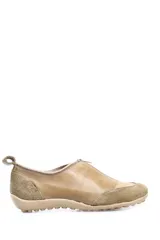 Zapato de cuero con estampado floral, cierre frontal y suela de goma.