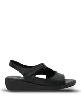 Sandalias de cuero negro con diseño de tiras anchas, ajuste mediante velcro y suela de plataforma baja.