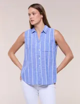 Musculosa de lino a rayas, con cuello con solapa, escote en V, cierre frontal con botones y un bolsillo aplicado en el pecho.