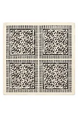 Pañuelo cuadrado de diseño estampado con motivo de animal print en tonos beige, marrón y negro, enmarcado por un borde con patrón geométrico punteado sobre fondo marfil.