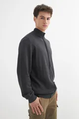 Campera gris oscuro de tejido de punto, con cuello alto, cierre frontal y bolsillos laterales.