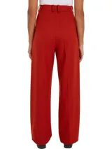 Pantalón de vestir rojo de corte recto con pinzas en la cintura.