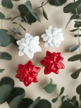 Aros tipo pendiente modelados a mano en forma de flor de dalia, con perno de acero quirúrgico hipoalergénico.