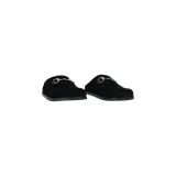 Mocasines tipo slip-on Gucci de color negro, confeccionados con monograma GG en relieve, detalle de herraje metálico plateado en el empeine y suela plana.