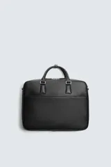 Maletín negro con textura grabada, diseño estructurado y asas de mano. Cuenta con cierre principal de cremallera, bolsillo frontal plano y bolsillo interior para dispositivos electrónicos de hasta 13 pulgadas. Incluye asa de hombro ajustable y extraíble.