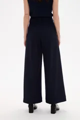 Pantalon de vestir azul marino, de corte ancho y tiro alto, con bolsillos laterales.