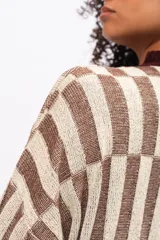 Saco de punto con diseño geométrico de bloques en tonos beige y marrón, con cuello redondo, cierre frontal de botones y terminaciones en color bordó.