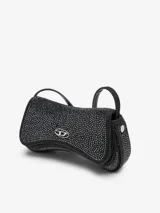 Cartera bandolera compacta Diesel Play Crossbody XS, de diseño curvo con acabado brillante plateado. Cuenta con el icónico logo Oval D en el frente y correa desmontable para llevarla cruzada o como clutch.
