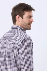 Camisa de manga larga con estampado de cuadros pequeños, cuello abotonado y bolsillo frontal en el pecho con logo bordado.