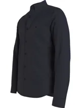 Camisa de manga larga color azul marino oscuro, de corte slim, confeccionada en algodón elástico mercerizado. Presenta cuello en punta, puños segados, bajo redondeado y un pequeño logo bordado de Calvin Klein en el pecho.