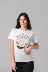 Remera de algodón blanca con cuello redondo y mangas cortas. Presenta un estampado frontal en color bordó con ilustraciones de cristales y frases motivacionales.
