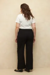 Pantalón sastrero negro de tiro alto, corte recto y sin pretina.