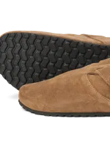 Zueco de gamuza color cognac, con puntera redonda, tira ajustable con hebilla, suela de corcho y base de goma.