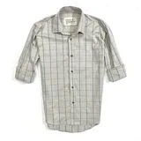 Camisa de manga 3/4 color beige con diseño a cuadros azules, cuello italiano, cierre con botones y logo bordado en el pecho.