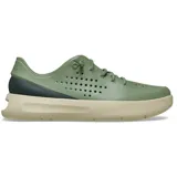 Championes Crocs Inmotion Heel Block Pacer color verde militar, con detalles en negro en el talón y suela beige. Incorporan tecnologías LiteRide y Free Feel Technology, con parte superior perforada, cordones elásticos y diseño deportivo.