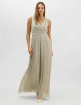 Vestido largo de fiesta confeccionado en gasa con hilo de lurex brillante. Presenta escote en V cruzado con drapeado en el busto, cintura alta definida por una faja con apliques de strass y falda larga con caída fluida y pliegues suaves.