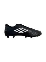 Championes de fútbol Umbro modelo Clasic II HG, color negro con logo de la marca en blanco en el lateral. Presentan una capellada de poliuretano y suela con tapones para superficies firmes.