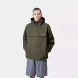 Campera tipo anorak color verde oliva, con capucha ajustable y cierre de media cremallera. Tiene un bolsillo tipo canguro con solapa y logo de la marca bordado en blanco.