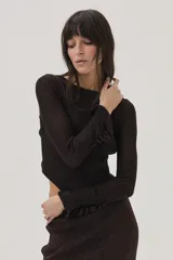 Top tejido en lurex y viscosa, color marrón oscuro, de manga larga, con espalda cruzada y mini volados en los puños.