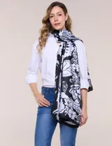 Pashmina de satén con estampado floral en tonos negros, grises y blancos, marca Jessica McClintock.